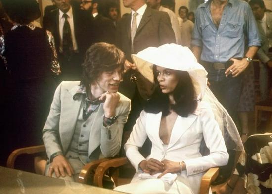 滚石乐队主唱Mick Jagger与第一任妻子Bianca Jagger