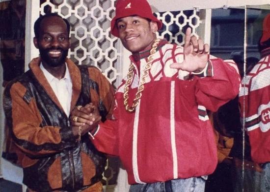 Dapper Dan 与穿着山寨 Gucci 的 LL Cool J 合影