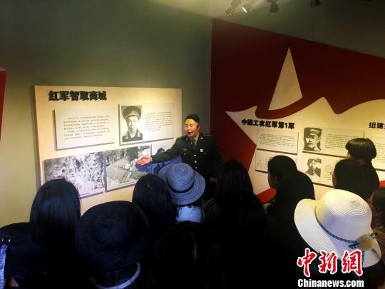 资料图:游客在全国重点文物保护单位——豫东南道委、道区苏维埃政府旧址接善寺参观。据史料记载,接善寺始建于明初,现位于安徽省金寨县汤家汇镇。