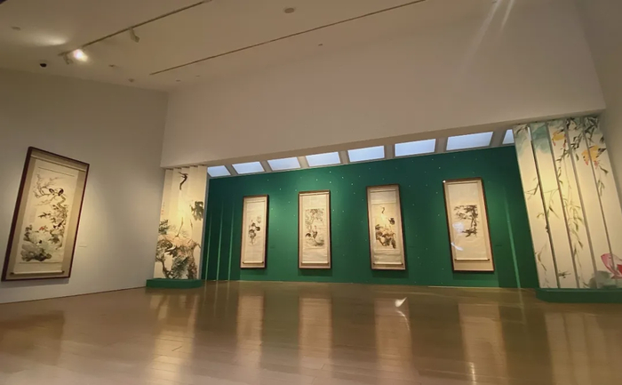展览第二板块展出新中国初期王雪涛代表作,展厅“百叶窗”设计与真迹相映成趣
