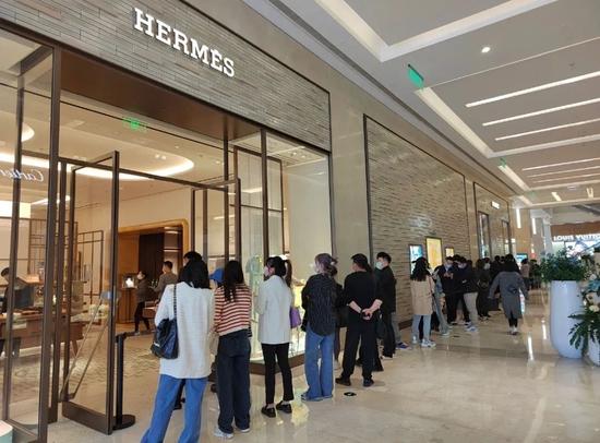 爱马仕河南首店开业引发排队抢购,商品几乎售罄