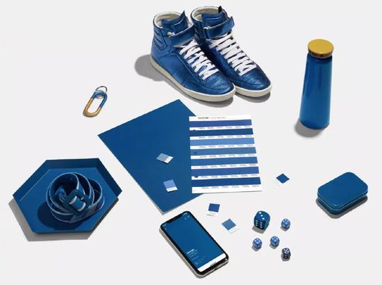cr:PANTONE