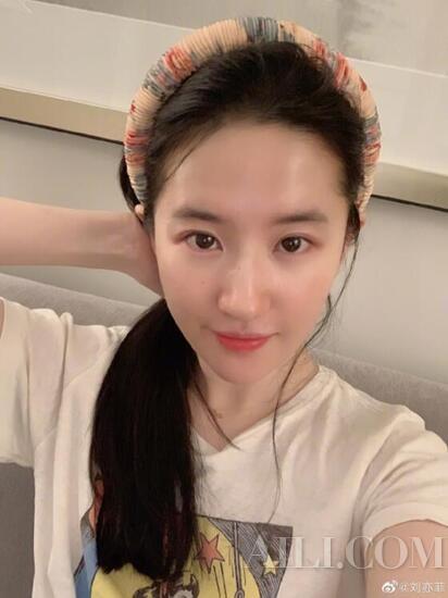 (图片来源:刘亦菲微博截图)