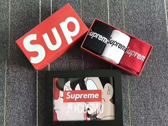 经典款Supreme袜子搭上一双球鞋也是好看极了!