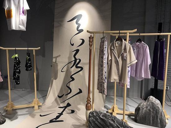 设计师MIN WU设计的“酒歌长乐”系列