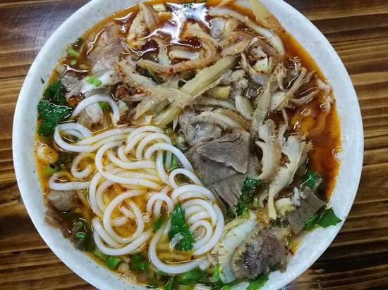 ▲当年在贵州吃的羊肉粉,加羊杂。图/西夏