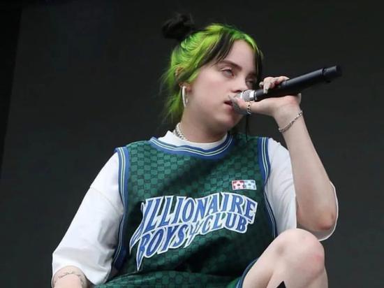 Billie 上身BBC的单品 / Via Google