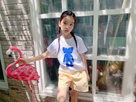 妹妹真的很会摆酷酷的 Pose