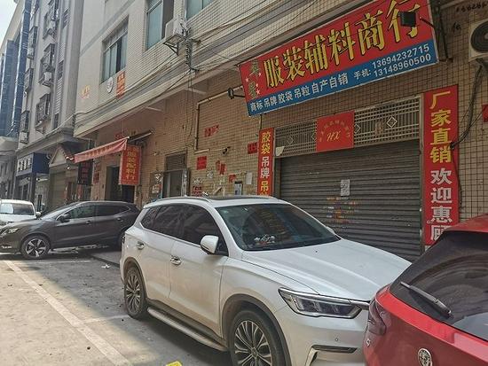 广州番禺一带有齐全的快时尚产业生产要素,在数个城中村内,面辅料、车床厂、水洗加工厂等商家一应俱全。拍摄者:黄姗