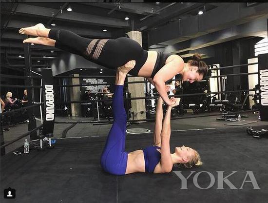 Karlie Kloss举起教练 图片来自ins
