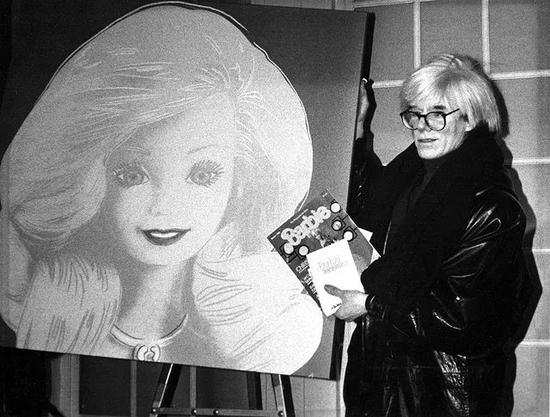 艺术家 Andy Warhol 与 Barbie 画作