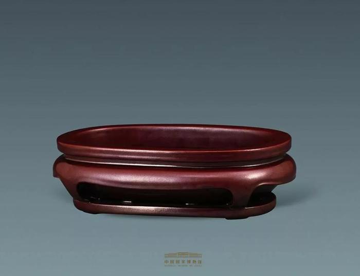 清·铁锈花釉椭圆形花盆,高9.6厘米 口径32.2·19.2厘米 底径27.9·15.4厘米,国家博物馆藏
