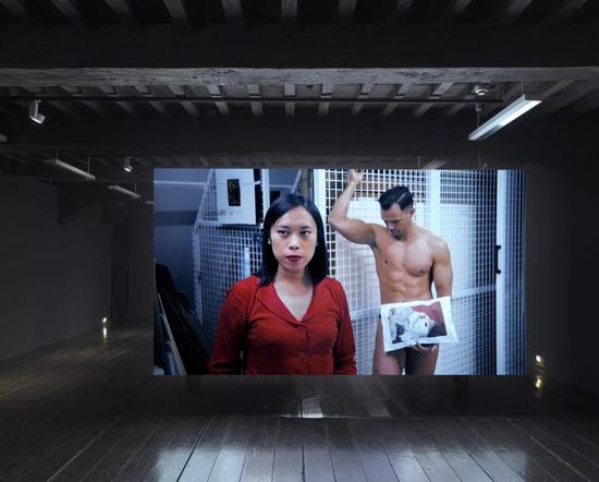 王韬程 访谈 高清录像 10′40″ ©图片由艺术家,Galerie Fons Welters及Carlos / Ishikawa提供 摄影 Photo: Gert Jan van Rooij。 由金杜艺术中心选送