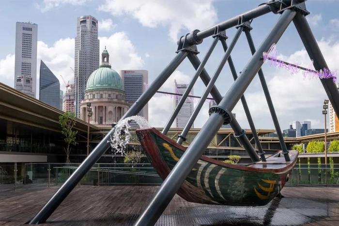 新加坡国家美术馆(National Gallery Singapore)五楼的“黄廷芳屋顶花园展厅”,曹斐的作品《浮槎》