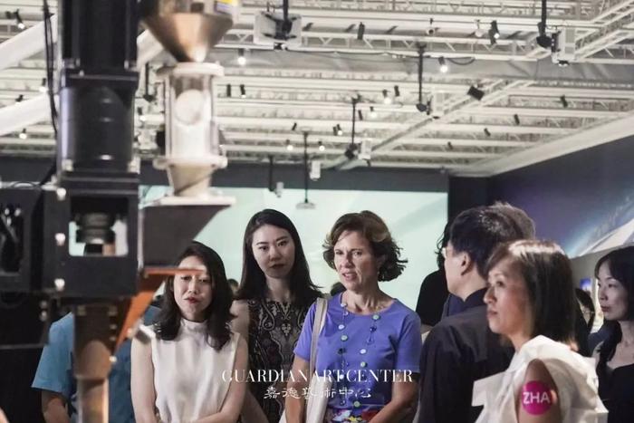 英国大使馆驻华大使 吴若兰女士 观展现场