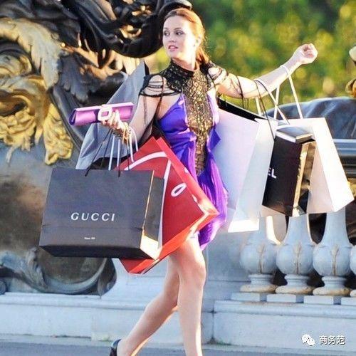 Gucci买完就穿在身上(蓝色印花真丝衬衫)