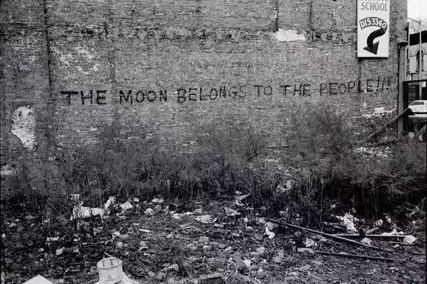 “The Moon Belongs to the People”标语,1971年Stephen Shames拍摄。