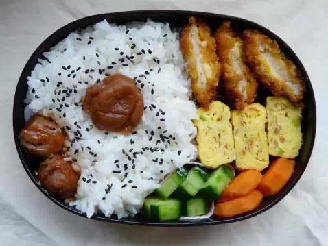 配料丰富的便当