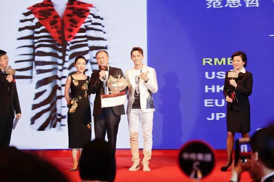 “标王”与汪东城、苏芒合影