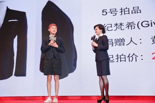 张皓然助拍黄晓明西装