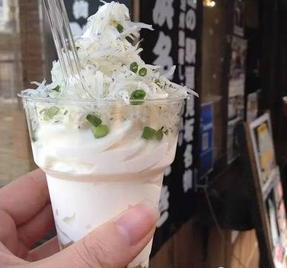 远州滩产的小鳀鱼加上葱花,日本静冈县的当地特色冰淇淋。