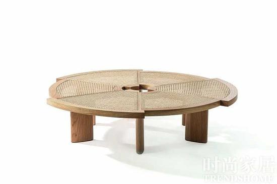 六块不对称的楔形块构成桌面,饰面有三种不同组合。Cassina