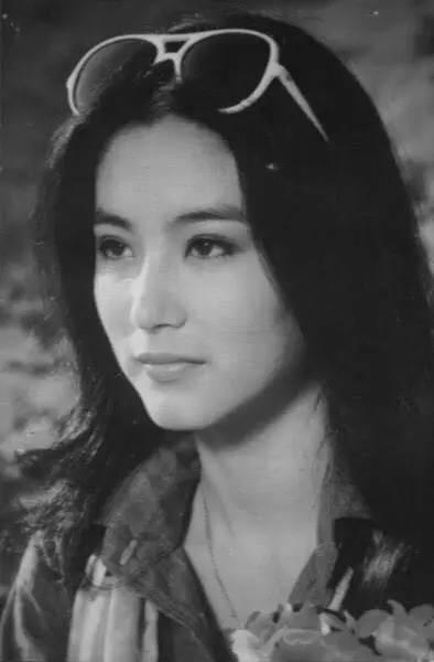 琼瑶剧时期的林青霞,即使不施粉黛,也无法掩盖她惊人的容貌。