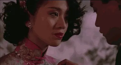 梅艳芳的美另类又别致,她的五官不算绝美,却藏着刀锋一样的锋利,冷艳凄美的眼神满满的都是戏。