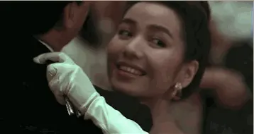 五官不算精致的红姑却用接地气的美貌和亲和力虏获了那个年代的少男心。