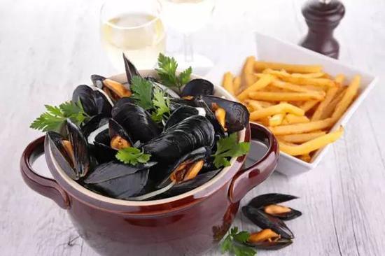 在法国和比利时都被称作“国菜”的美味——海虹和薯条 (moule et frites)