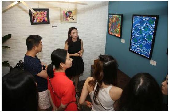 (ZOE JANE 品牌主理人及首饰设计总监ZOE简程菲带领媒体嘉宾参观画展)