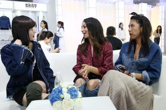 好莱坞明星造型师Monica Rose 在全感官体验区域与现场嘉宾交流