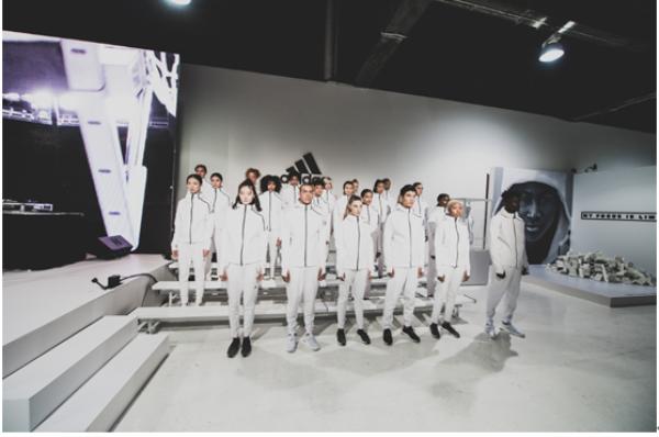 模特展示阿迪达斯全新运动型格系列首款明星单品白色Z.N.E. Hoodie