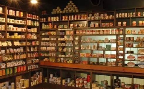 日本各地的繁华区,最近开始流行专卖罐头当下酒菜的连锁酒吧,简称罐头吧。