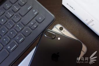 iPhone6s(左图)与iPhone7 Plus(右图)摄像头特写