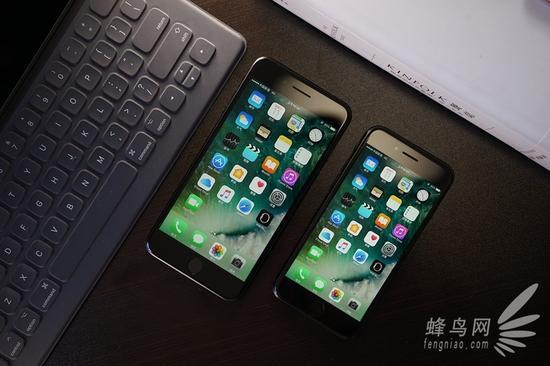 黑色的iPhone7 Plus和和亮黑色iPhone7