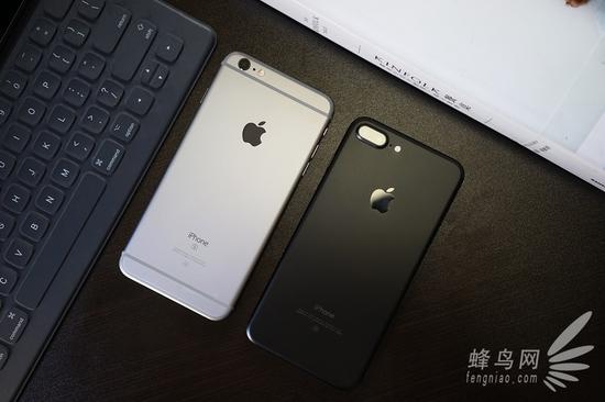 黑色的iPhone7 Plus(右)与深空灰色iPhone6s Plus(左)背面对比