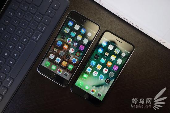 iPhone7 Plus(右)与iPhone6s Plus(左)对比