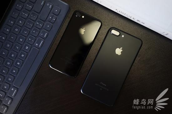 黑色的iPhone7 Plus和亮黑色的iPhone7