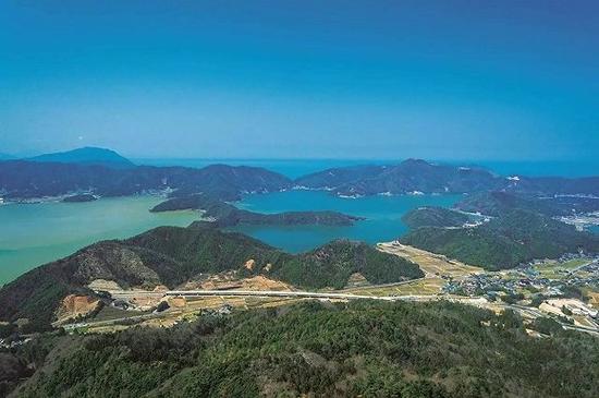 从梅丈岳山顶公园展望台眺望三方五湖!