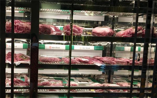 整整一堵墙那么大的冷藏柜,里面全是“小鲜肉”
