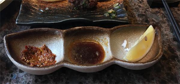 每种肉都要搭配不同蘸料,从左往右依次是主厨特调、芥末烤肉酱和柠檬海盐