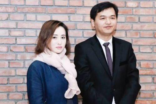 左:丹妮斯DENNIS总经理 黄步艳女士 右:苏州虎丘婚纱城总经理 顾伟春先生