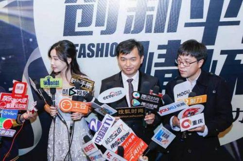 左:苏州虎丘婚纱城代言人 童菲小姐 中:苏州虎丘婚纱城总经理 顾伟春先生 右:苏州华纱服饰有限公司副总 蔡睿先生