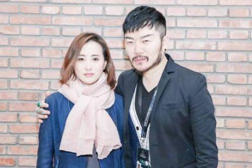 左:丹妮斯DENNIS总经理 黄步艳女士 右:世界行为艺术家 胡社光先生