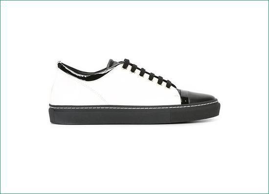 Tennis 黑色款 约 4760 元 Farfetch 可买