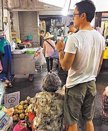 事业有成的明道还不时陪伴母亲在菜市场摆摊