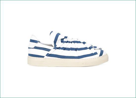 蓝色条纹 Breton 约 3790 元 Farfetch 可买