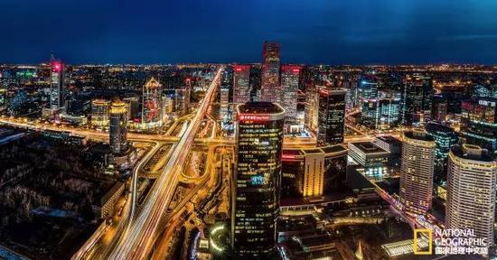 北京国贸CBD夜景,国贸桥组成了一把金色的吉他,非常漂亮,拍摄于46楼的高度。