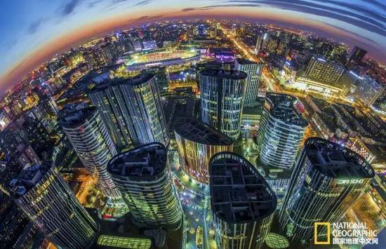 鱼眼镜头,尤其在高处俯瞰城市全景的时候,能带给人身临其境的震撼感。